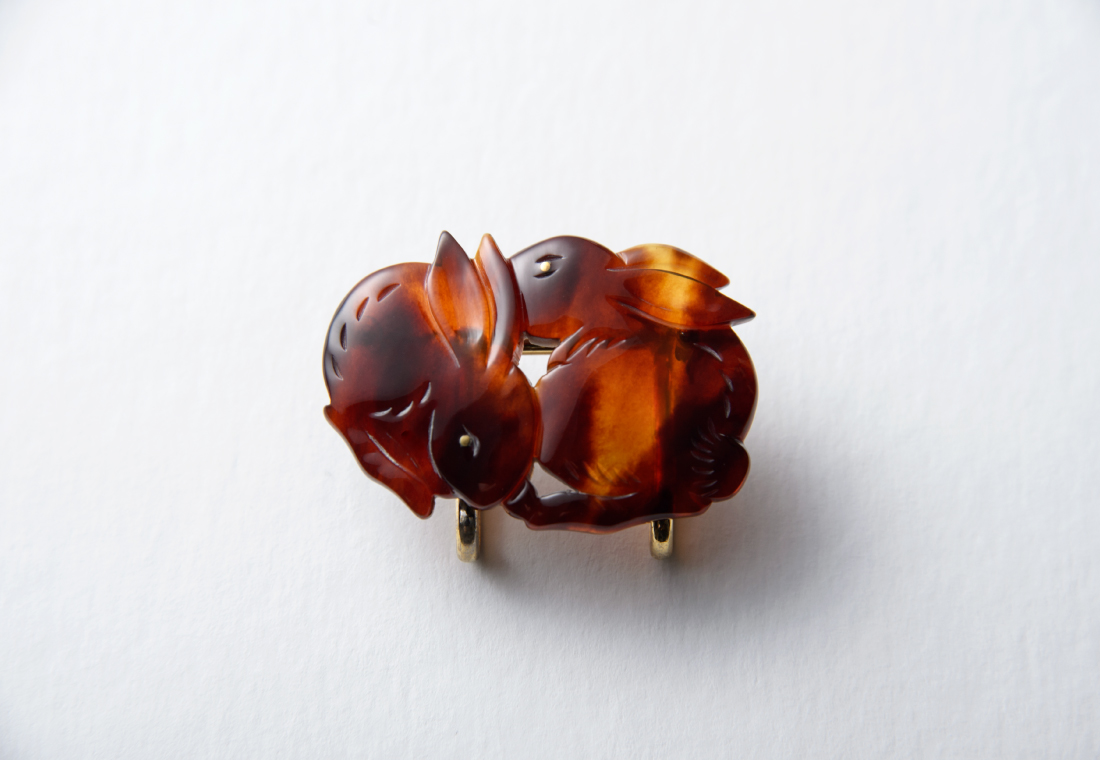 二兎うさぎ ブローチ・帯留め兼用｜大澤鼈甲