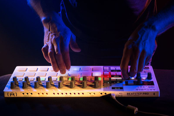 Arturiaのステップシーケンサー搭載MIDIコントローラーBEATSTEP PROの