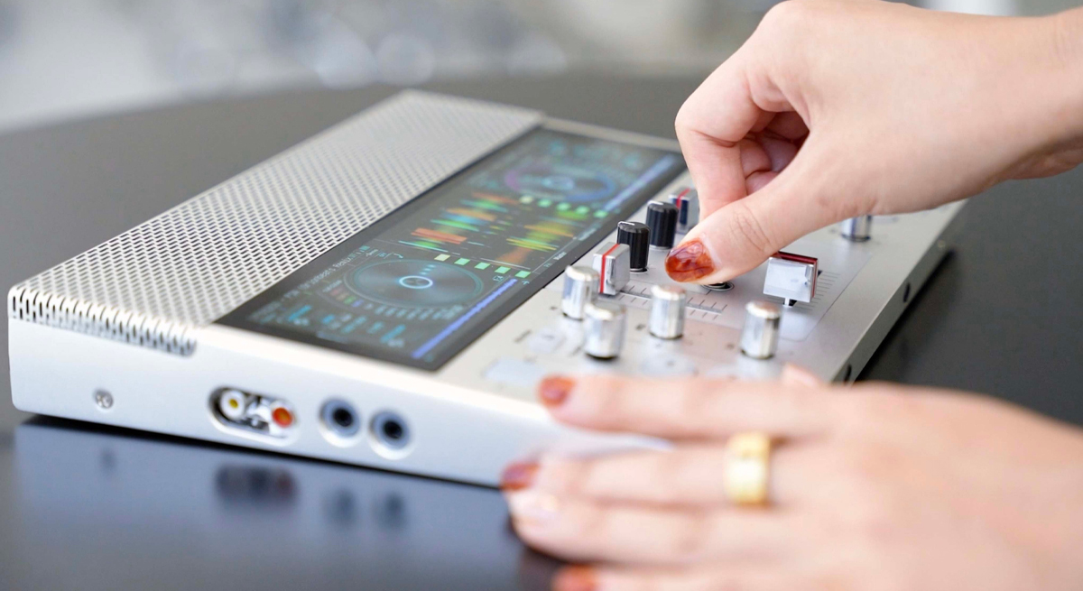 ミューシグナル FJ1｜バッテリー＆スピーカー内蔵のDJコントローラー