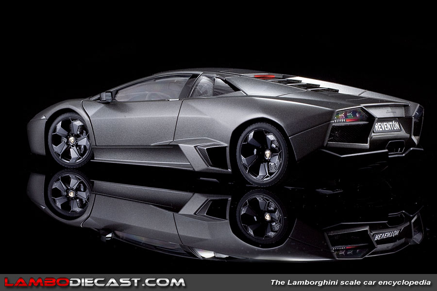 The 1/18 Lamborghini Reventon from AUTOart, a review by