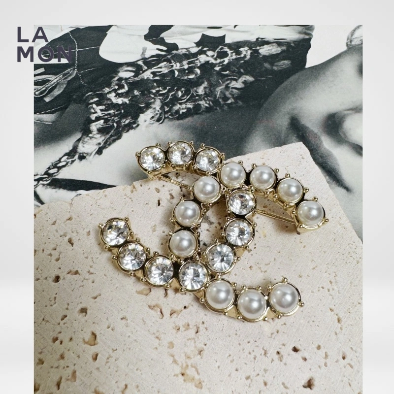 CHANEL パール ブローチ ロゴ 美品 超美品 CHANEL ブローチメタル