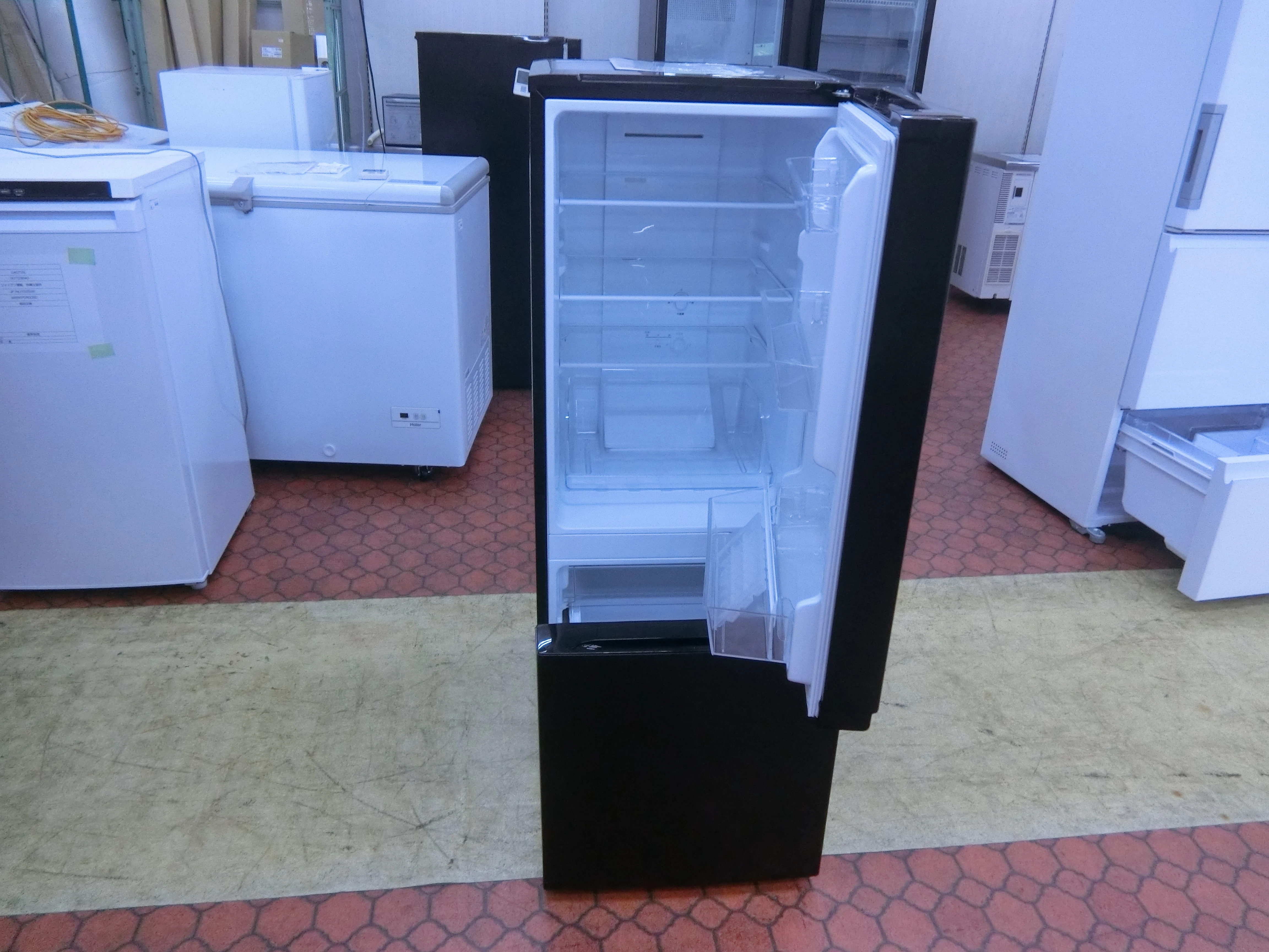 ①ノンフロン冷蔵庫（REFAGE、2024年製、YRZ -F15Lw 、156ℓ）