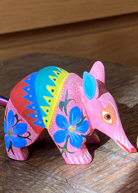 オアハカ・木彫り人形アルマジロM中サイズ-中南米と世界の輸入雑貨