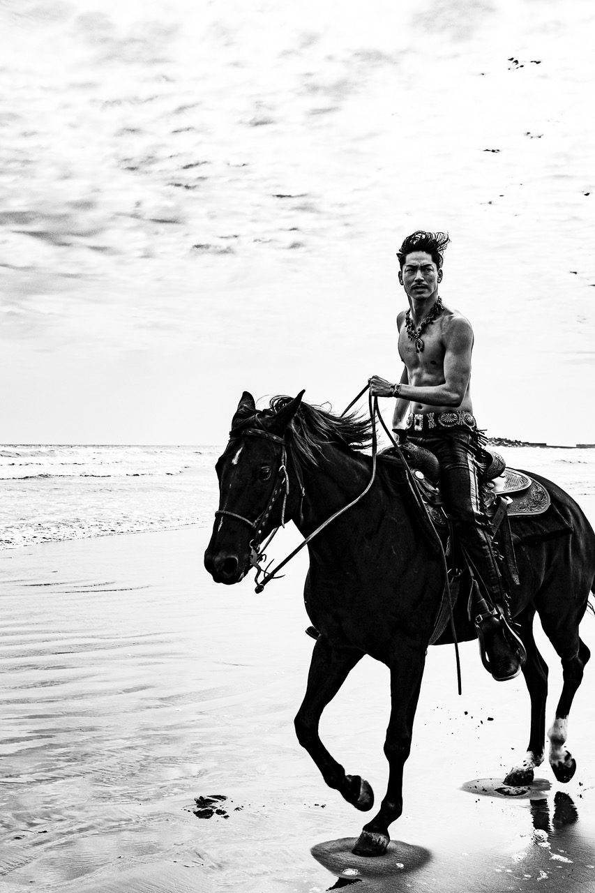 EXILE AKIRA、写真集『EXISTENCE 実存』本日発売！馬に跨る中面カット