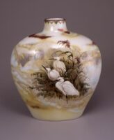 梅白釉釉描色絵金銀彩鷺図扁壺 - 国立工芸館