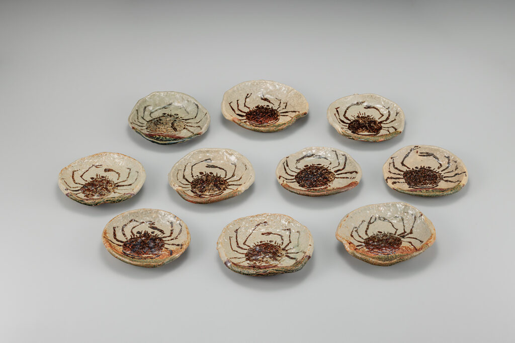 北大路魯山人《織部蟹絵丸平向付》 - 国立工芸館