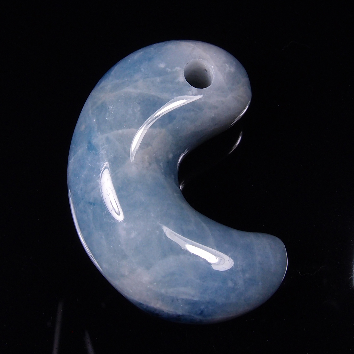 再結晶線入り糸魚川コン沢青翡翠 極上濃厚勾玉 宝石質の透過‼️極上高