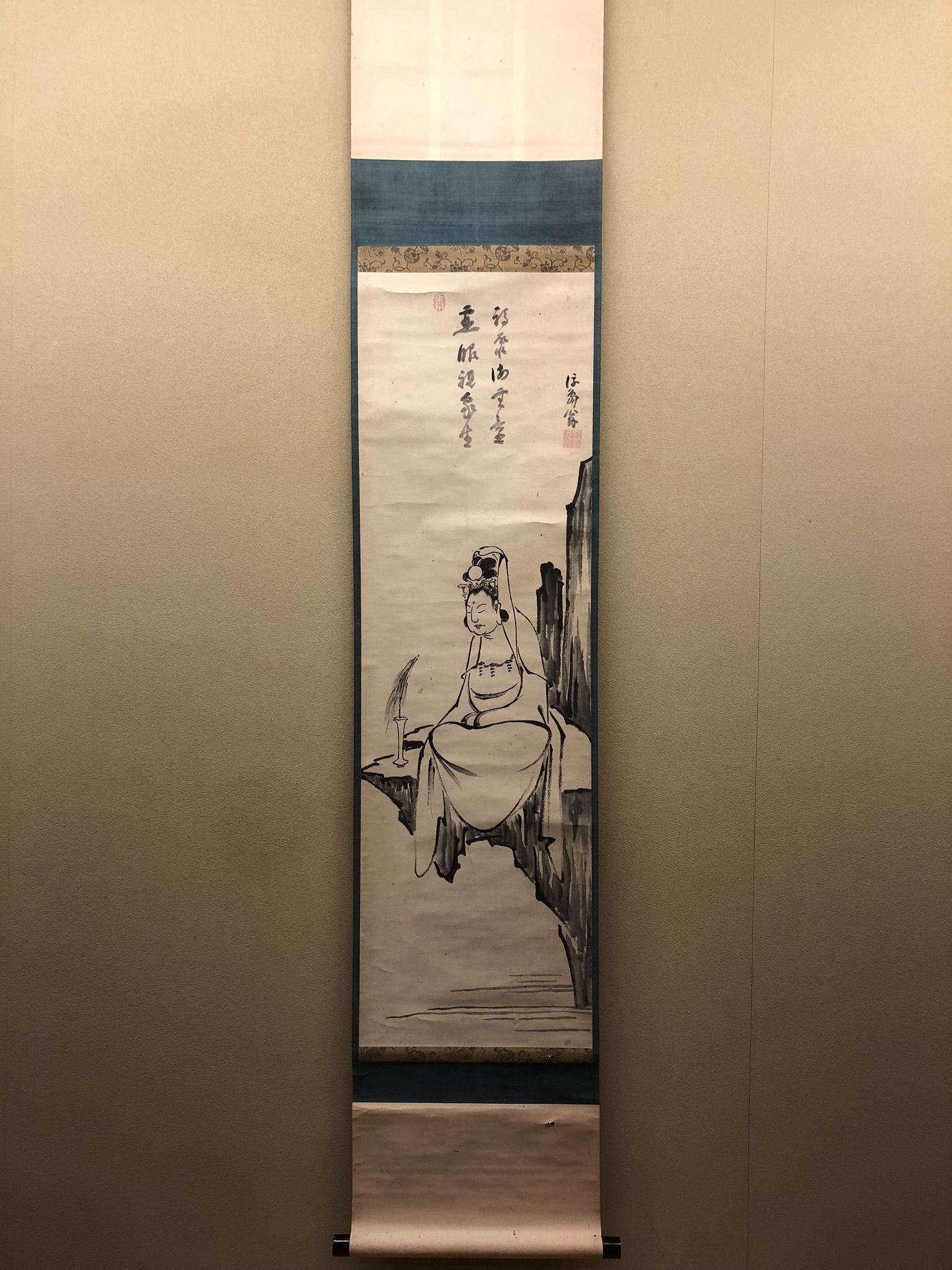瓩36） 在銘 掛軸 岩上観音図 絹本 約183×46.5㎝ 真作