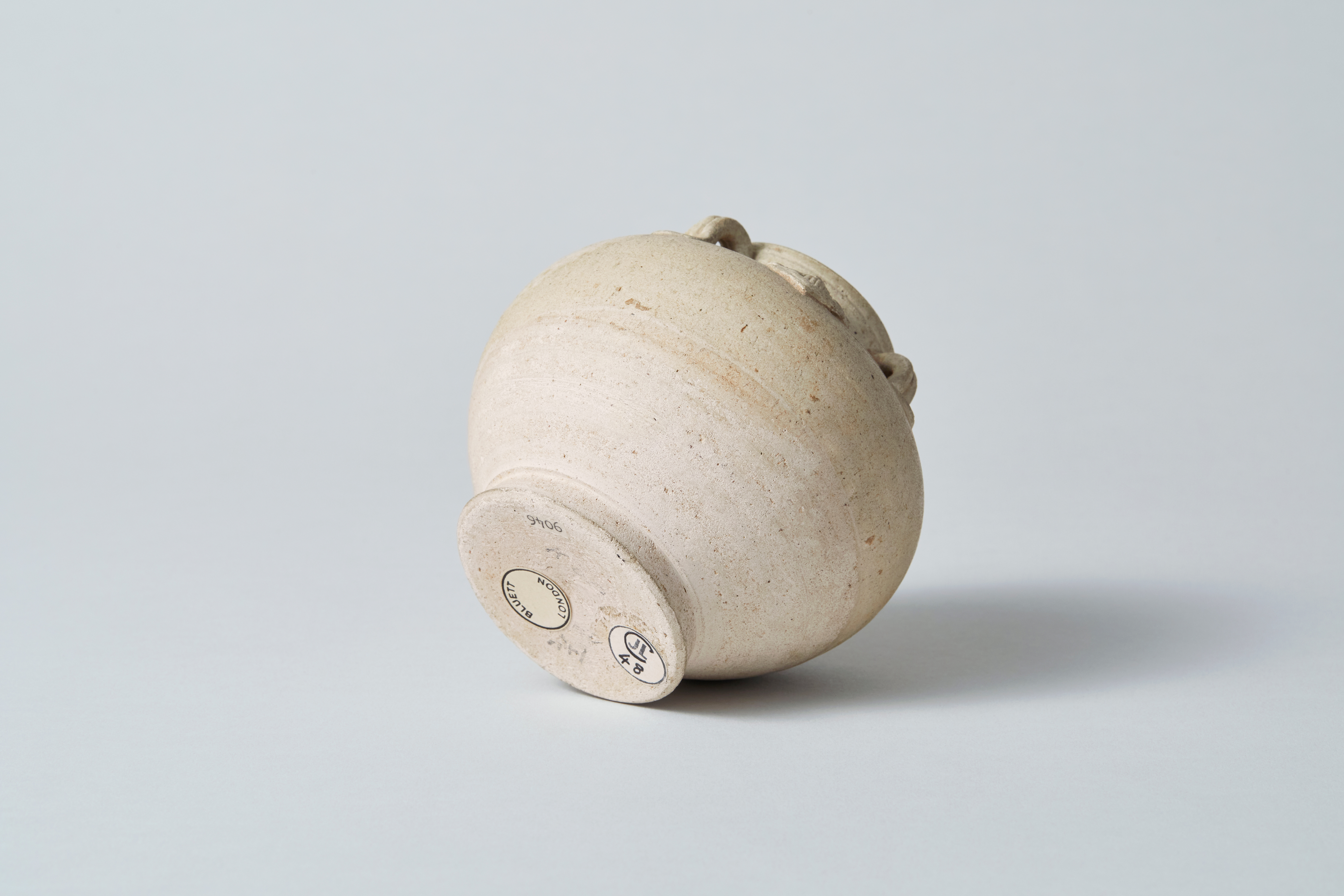 中国美術 德化窯 白磁寿桃鈕雙獅耳鼓釘茶叶罐 蓋物 陶器 清代古玩 唐物