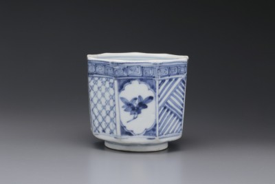 初期伊万里染付窓絵花文面取碗 | 商品詳細 東洋古陶磁の前坂晴天堂