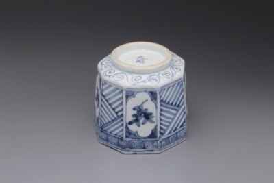 初期伊万里染付窓絵花文面取碗 | 商品詳細 東洋古陶磁の前坂晴天堂