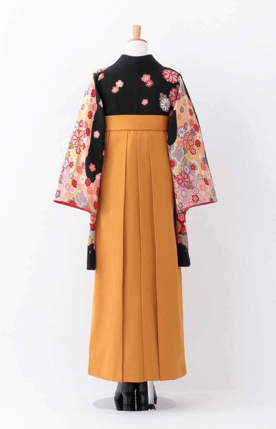 着物〉黒色 匹田菊模様着物 〈袴〉からし色（さび朱） 無地袴 【T144