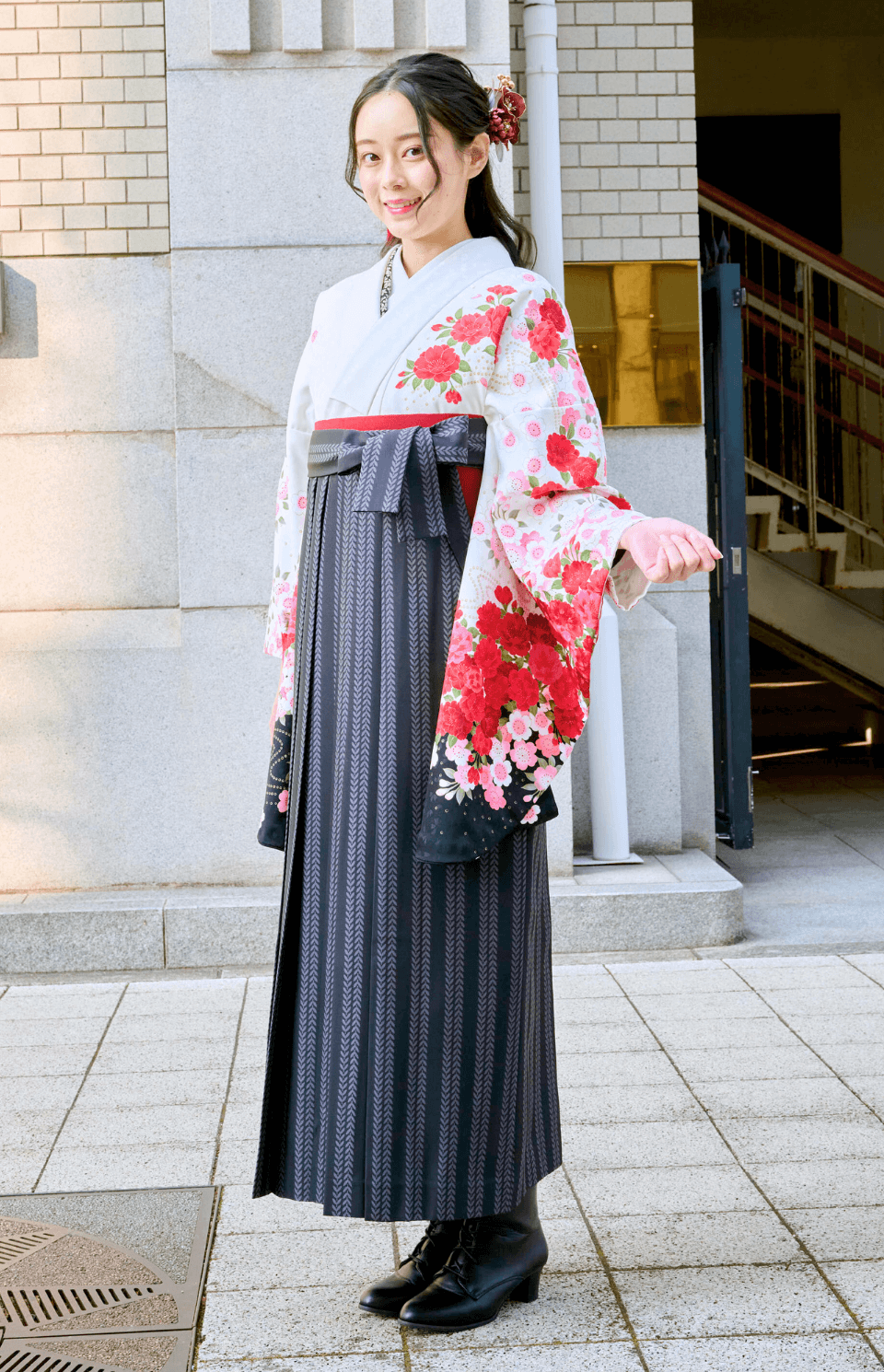 着物〉白色 八重桜柄着物 〈袴〉グレー色 ストライプリーフ柄袴 【150