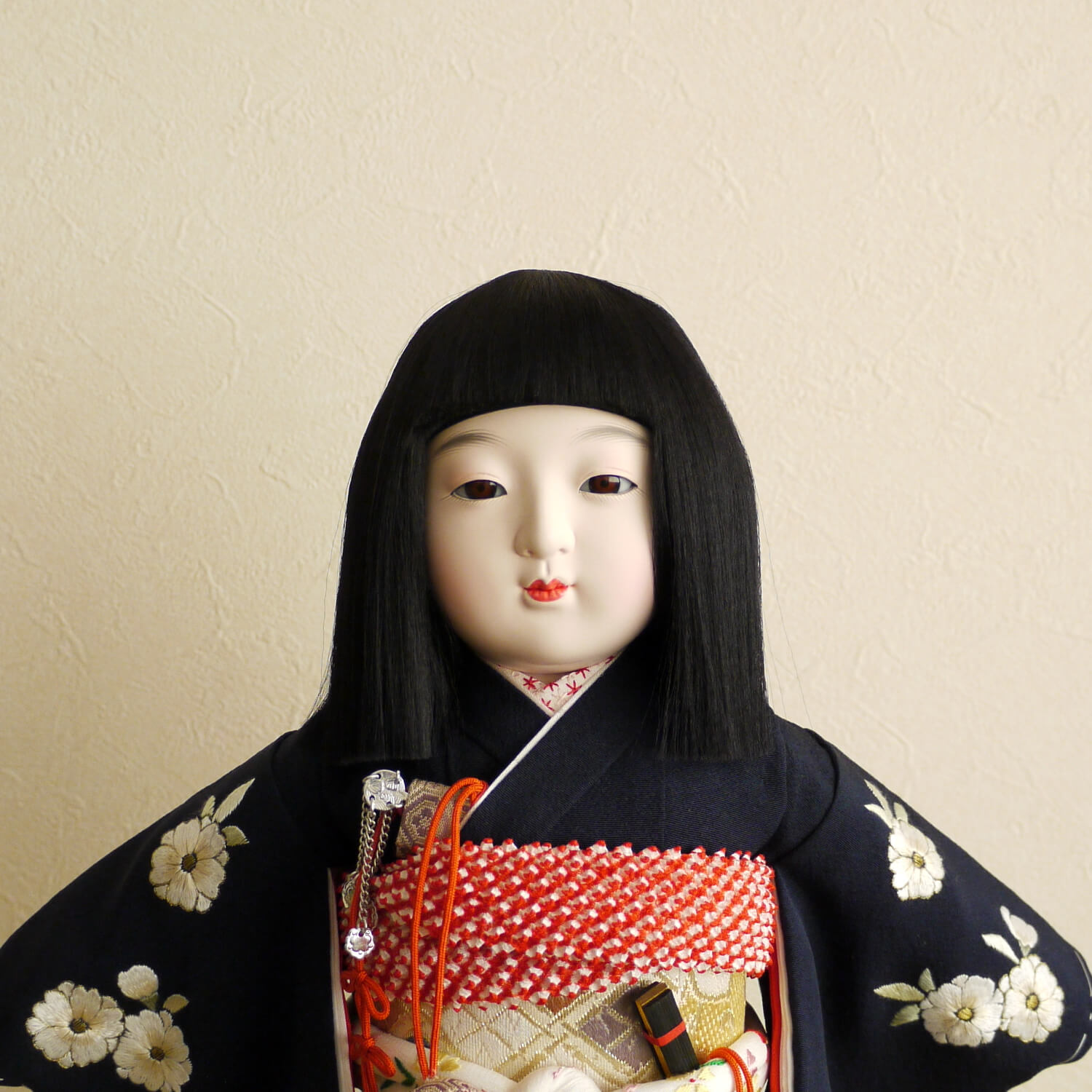 元賀章介作 10号(尺)正絹手刺繍 おしどり 紺色 手塗本漆塗台 市松人形