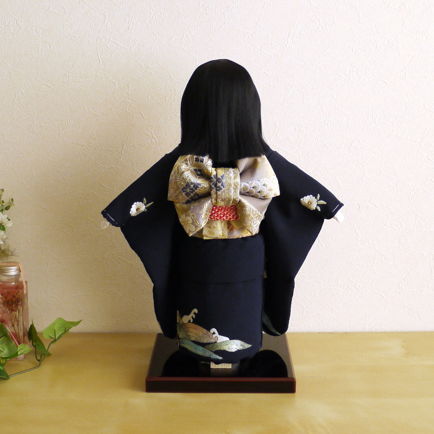 元賀章介作 10号(尺)正絹手刺繍 おしどり 紺色 手塗本漆塗台 市松人形