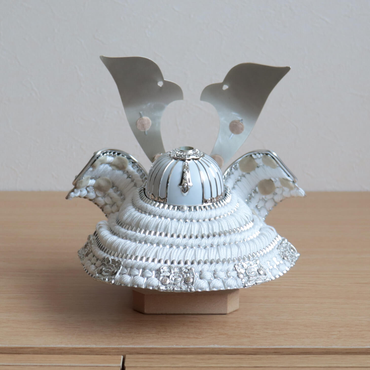 五月人形 ケース飾り 兜 【選べる2種類】彫金七宝兜 ゴールド&シルバー