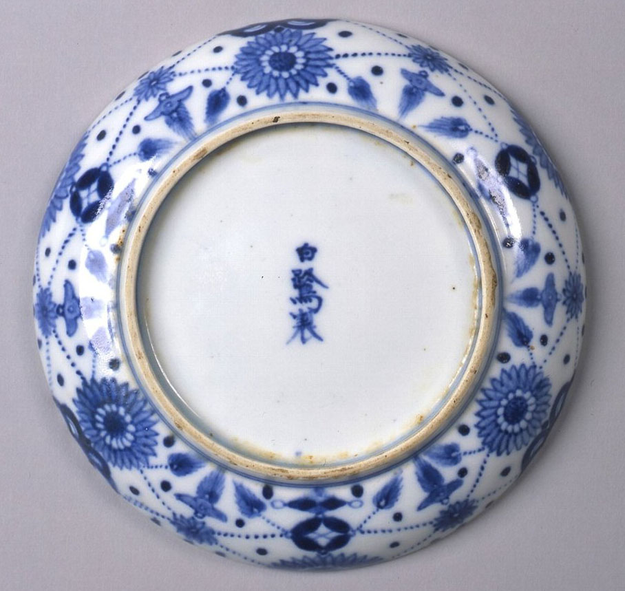 染付菊花瓔珞文皿（5枚） – 兵庫陶芸美術館 収蔵品データベース