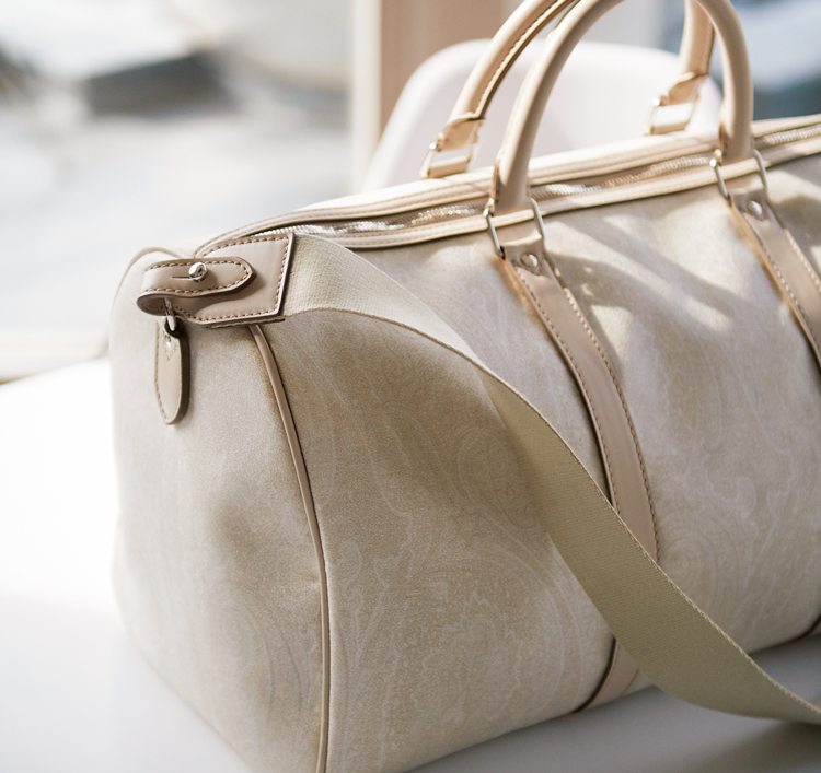 いつかまた旅に行くなら、純白よりも優雅なエトロのボストンバッグは