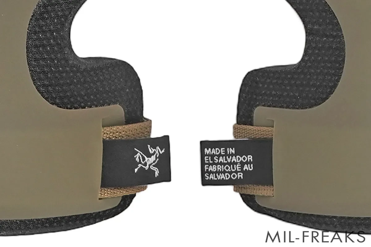 アークテリクス カーキ色ニーパッド 調整可能ストラップ付き