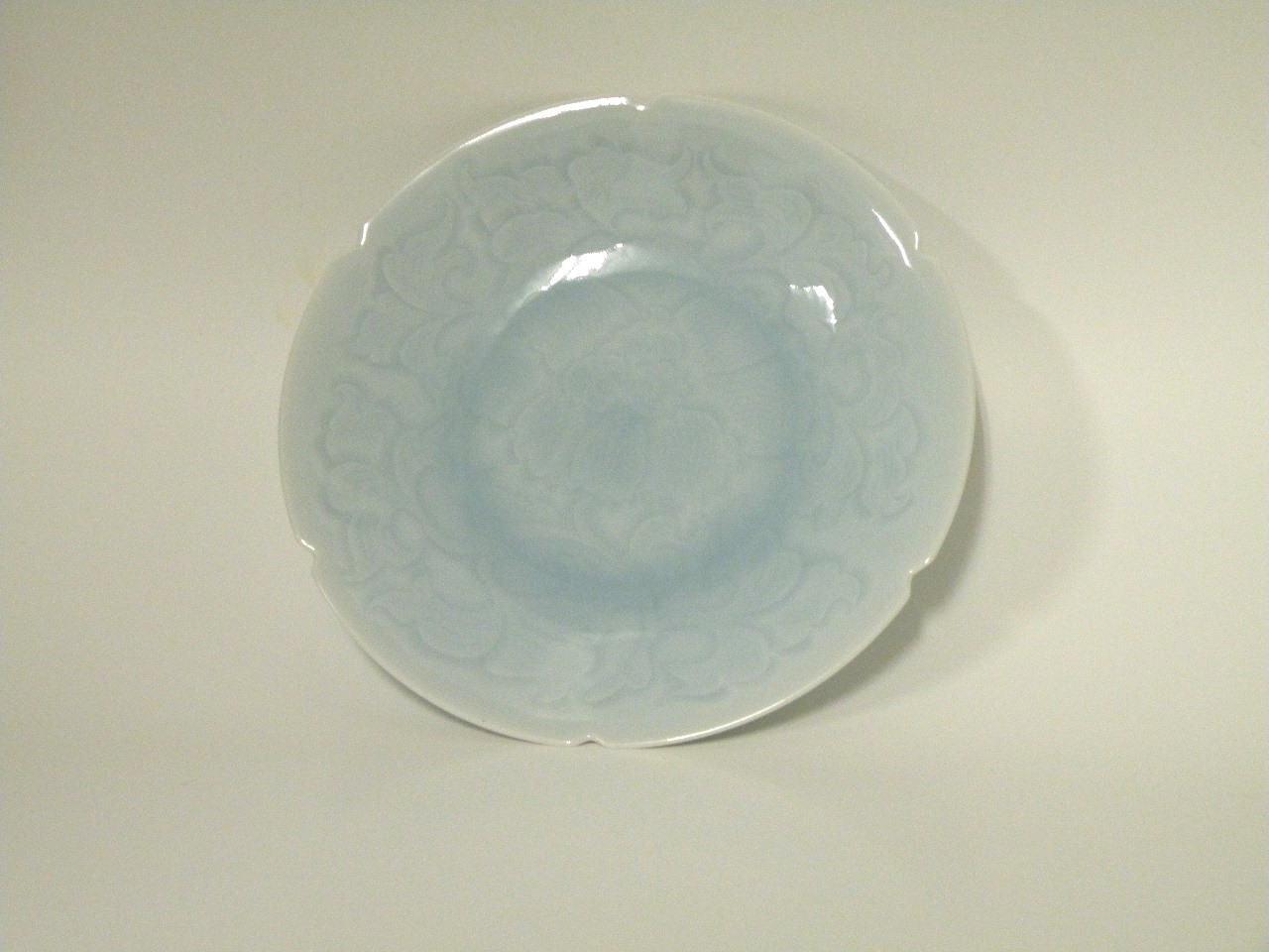 美濃焼伝統工芸品協同組合 | 青白磁唐草6寸皿