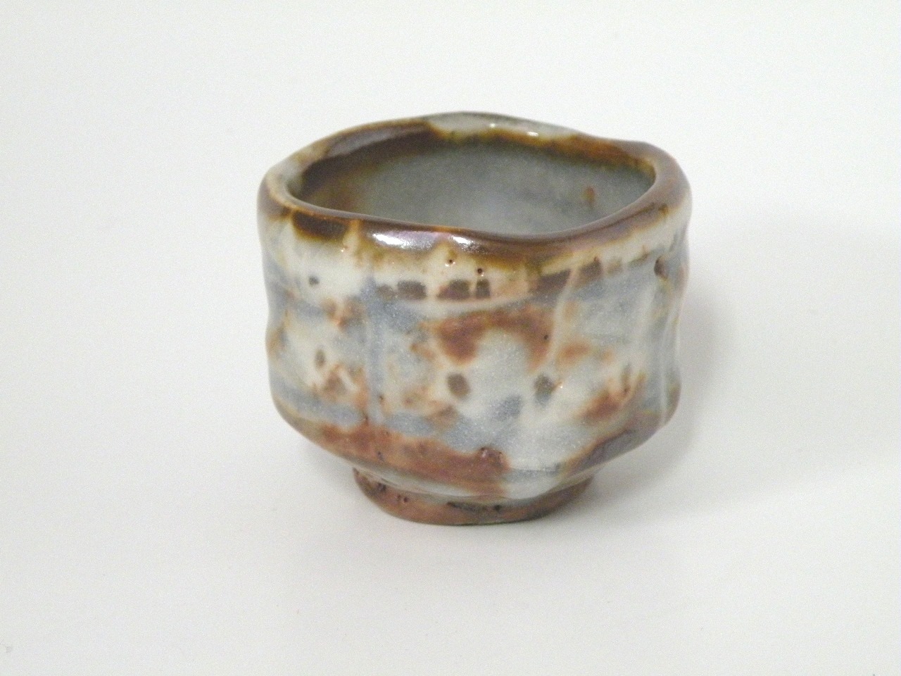 美濃焼伝統工芸品協同組合 | 鼠志野ぐい呑 木箱