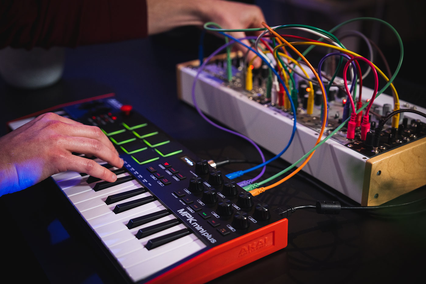 AKAI Professionalが、豊富な接続端子を備えた37鍵USB MIDIキーボード