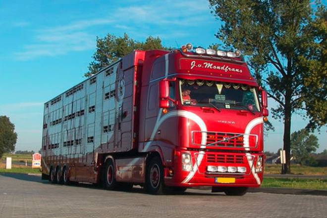 9833 Volvo 1:50, FH2 Globetrotter XL mit Vieauflieger -Mondfrans-, WSI