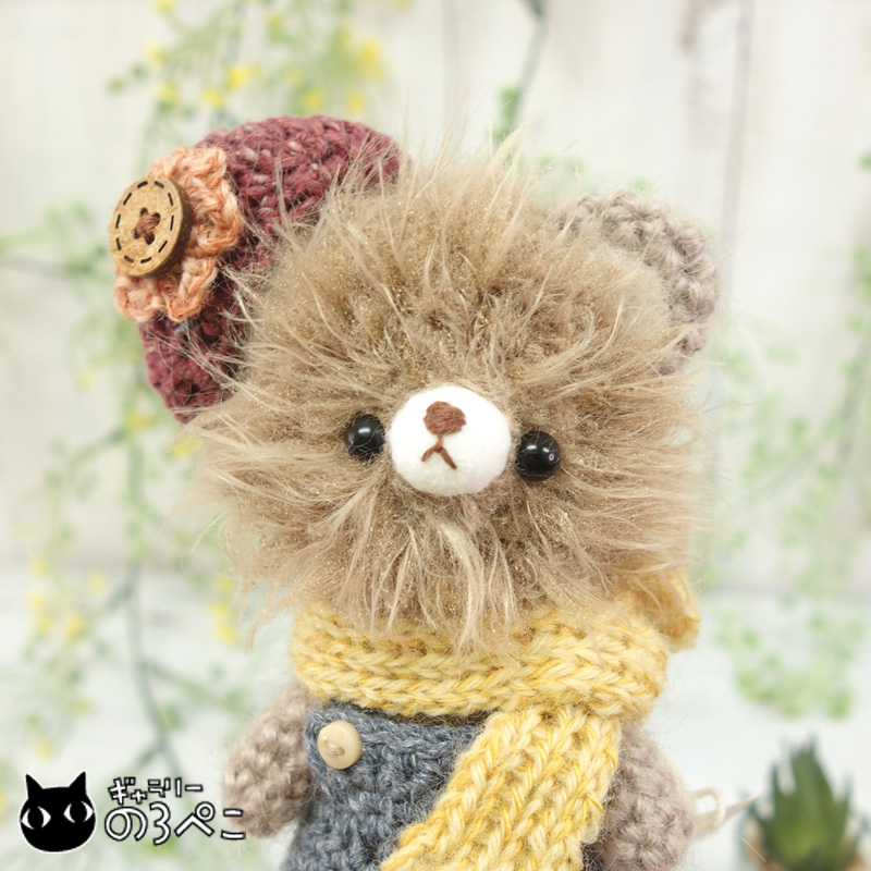 ベレー帽とサロペットでおめかしした小さな茶色のくまちゃん(ふんわり
