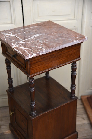 上品な大理石のベッドサイドテーブル