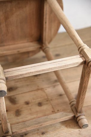 風合いあるラウンドサイドテーブル