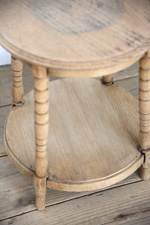 風合いあるラウンドサイドテーブル