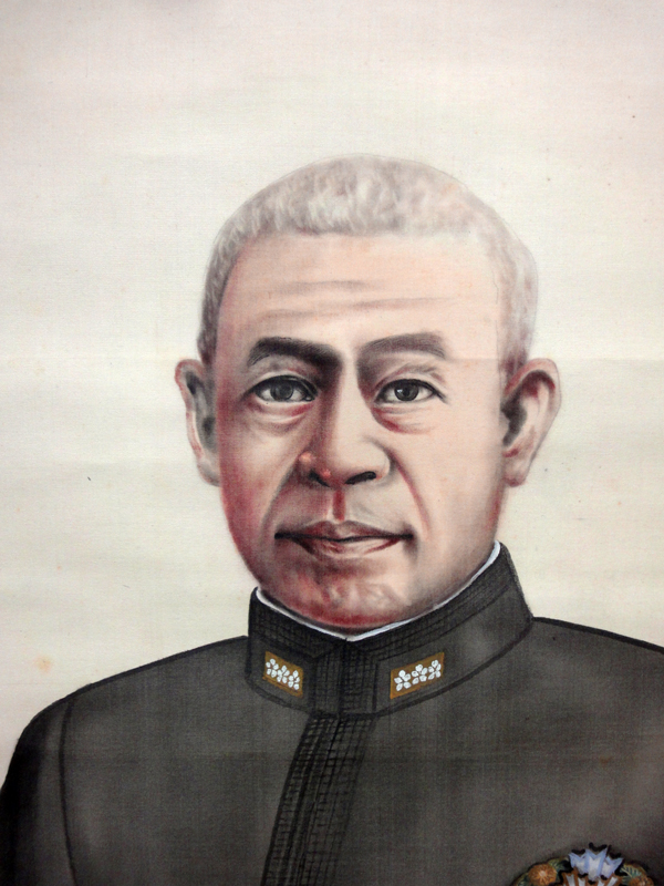 平池芳克筆【皇紀2600年祭 昭和2年作明治天皇尊影画】軸先蒔絵菊の御紋