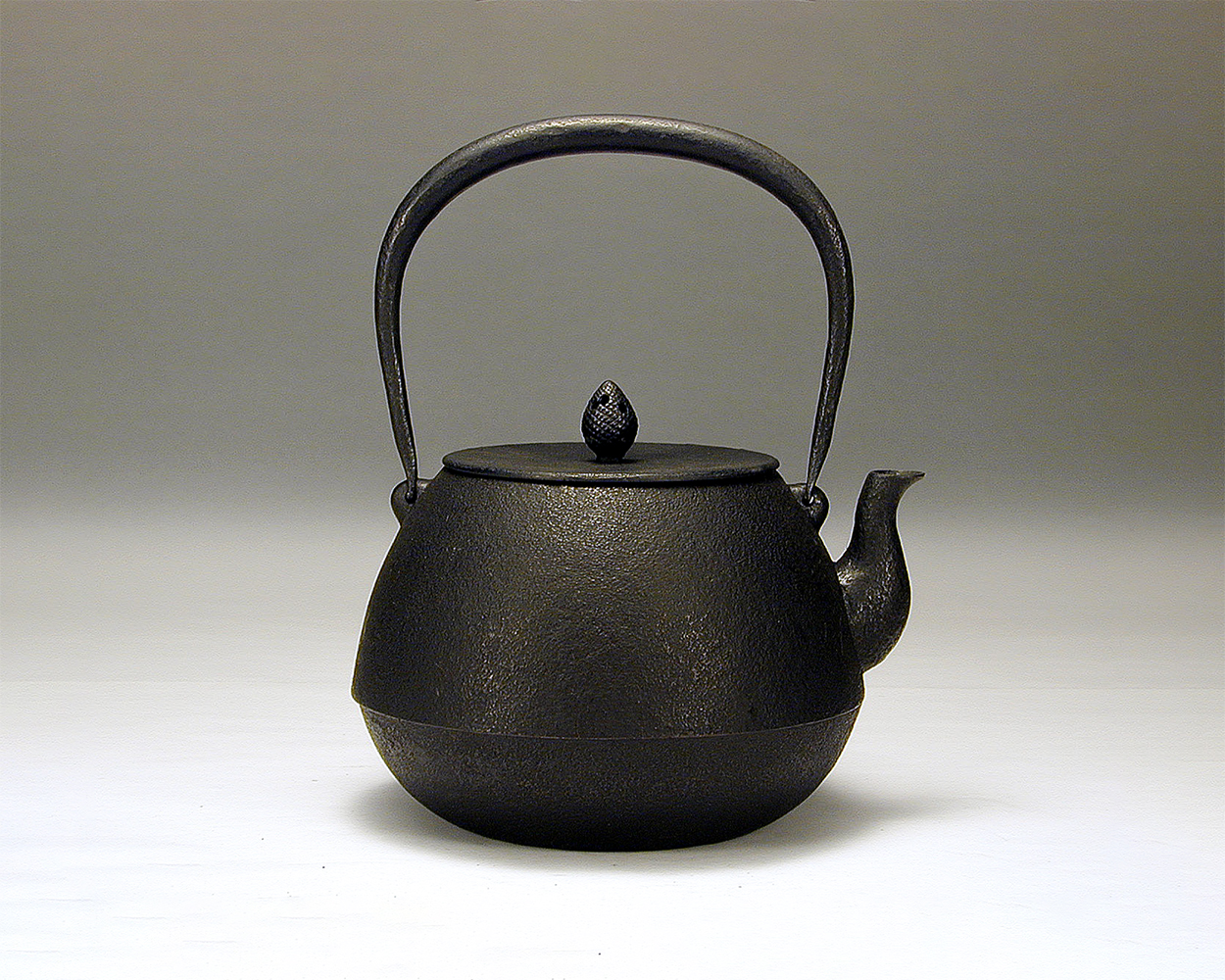 松の実 肌 1.6リットル／Hada Matsunomi Tetsubin M｜虎山工房 盛岡市