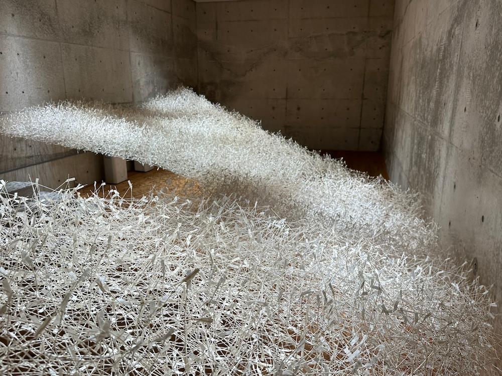 川上村〉十数万本の紙撚が表す“水”のアート 石田智子展「水潺潺」（10