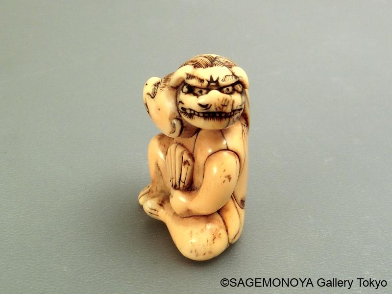 A17324 木彫 無銘 猿と蛸図 根付 7g 獅子舞猿 －形彫根付｜根付