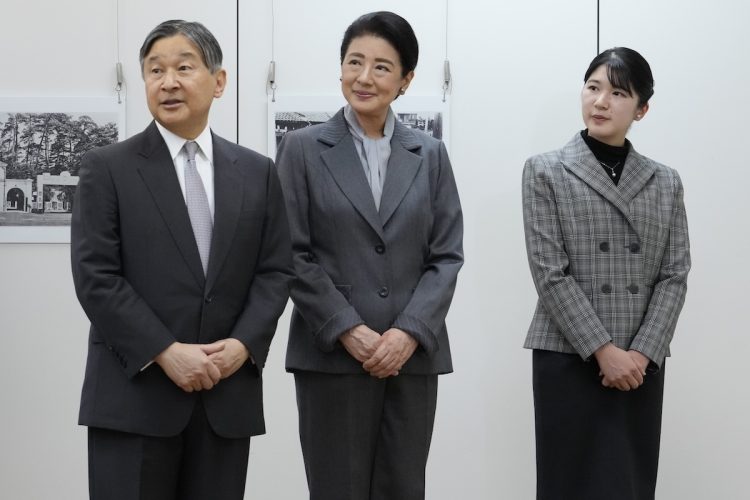 天皇ご一家が戦後80年写真展へ 哀悼のお気持ちが伝わるグレーのリンク