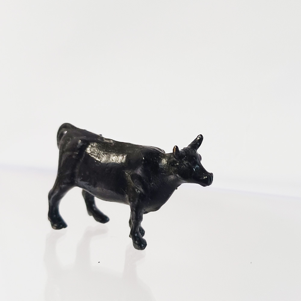 陶器製 牛の置物 黒色台座付き 【公式通販】