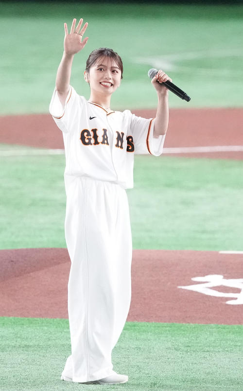 巨人】足立佳奈が巨人ユニホームで「GoodDay」熱唱 東京ドームに美声を