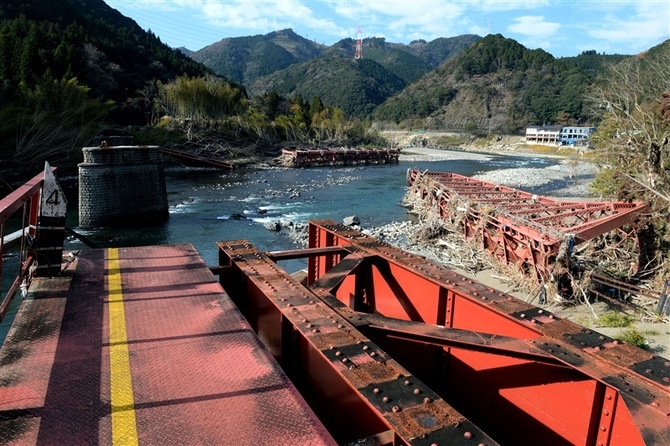 球磨川第一橋梁 鉄道橋の建設 モノクロ写真 ① 球磨川第一