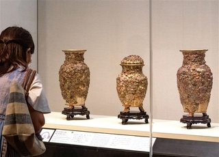 精密な花鳥の描写で引きつける並河靖之「七宝四季花鳥図花瓶」 - 特別