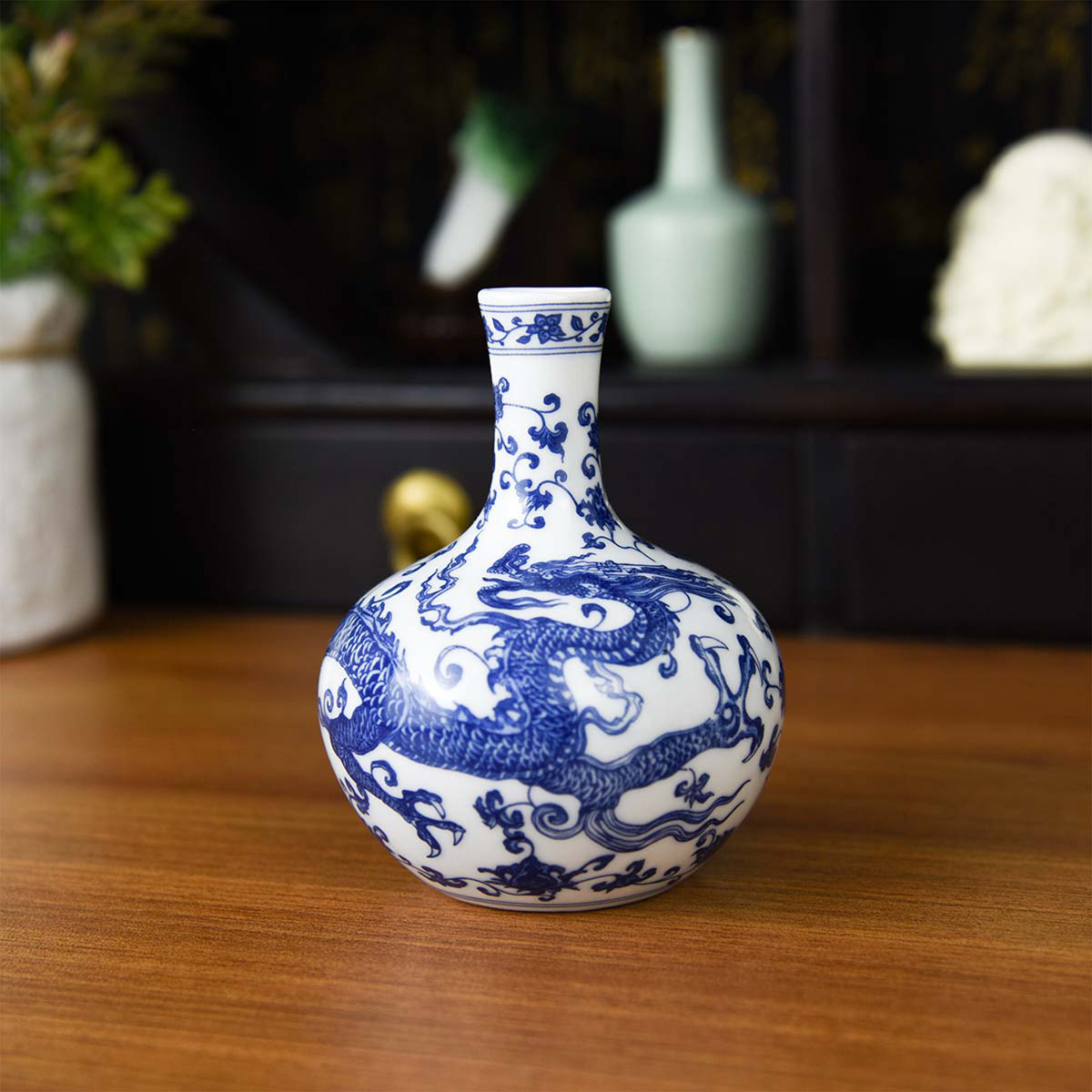 故宮精品網路商城- 故宮青花龍紋天球瓶( 中)