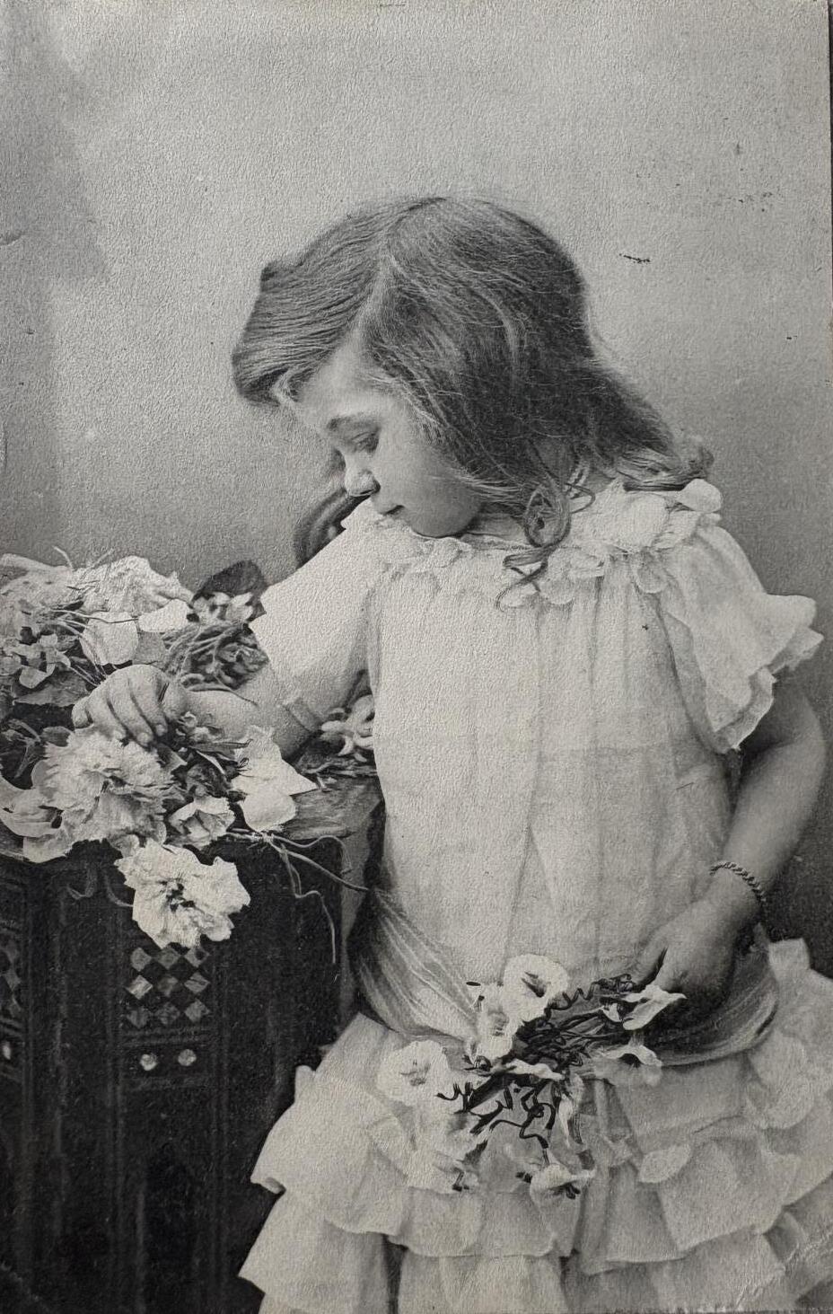 アンティークポストカード お人形とお祈りをする可愛い少女