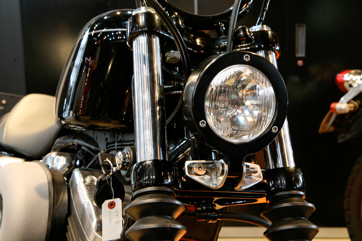 ハーレースポーツスターのヘッドライトをカスタム | So-Bad Review