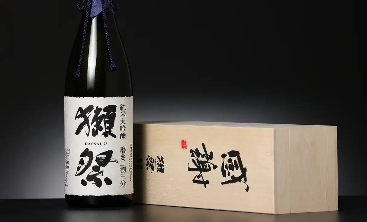 獺祭 純米大吟醸 磨き二割三分 感謝木箱入り 1.8L | 獺祭（株式会社獺