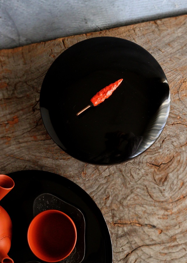 デッドストック！極上搔合朱漆に刷毛目黒漆円相文の美しい台付丸盆（検