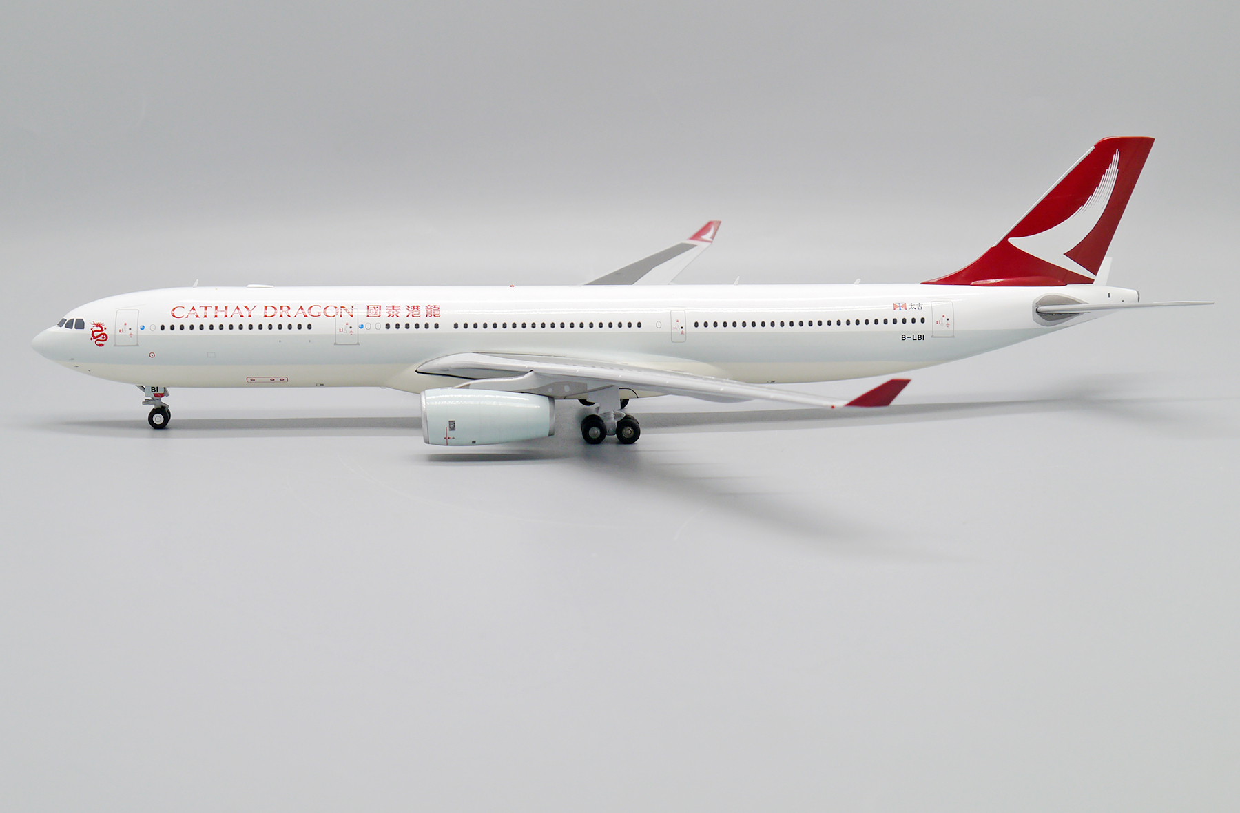 ScaleModelStore.com :: JC Wings 1:200 - EW2333008 - Cathay Dragon