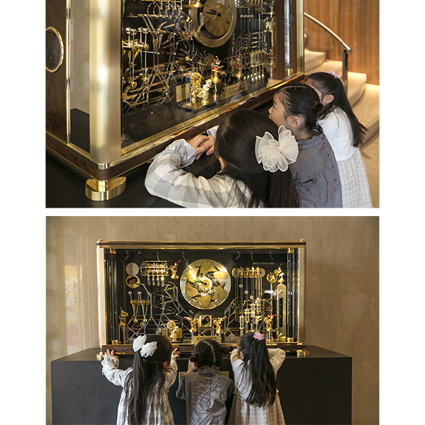 銀座・和光に設置のからくり時計をモチーフにした大型のからくり置時計