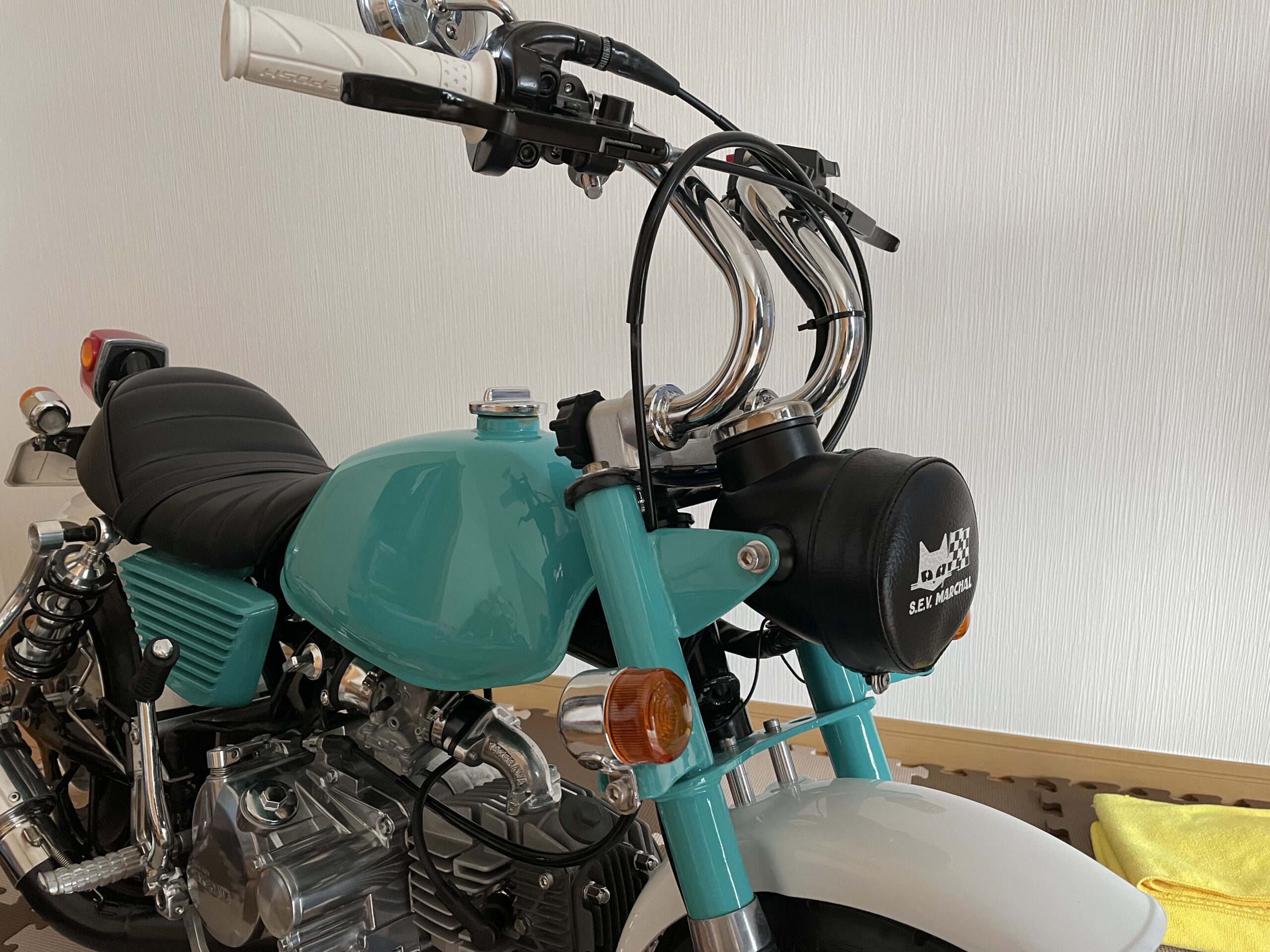 ごろんマーシャルヘッドライトカバーと4Lヘッドライト モンキー