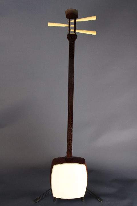 長唄三味線 細棹 紫檀 丸打胴 犬皮 鼈甲撥 山サワリ 糸巻き黒