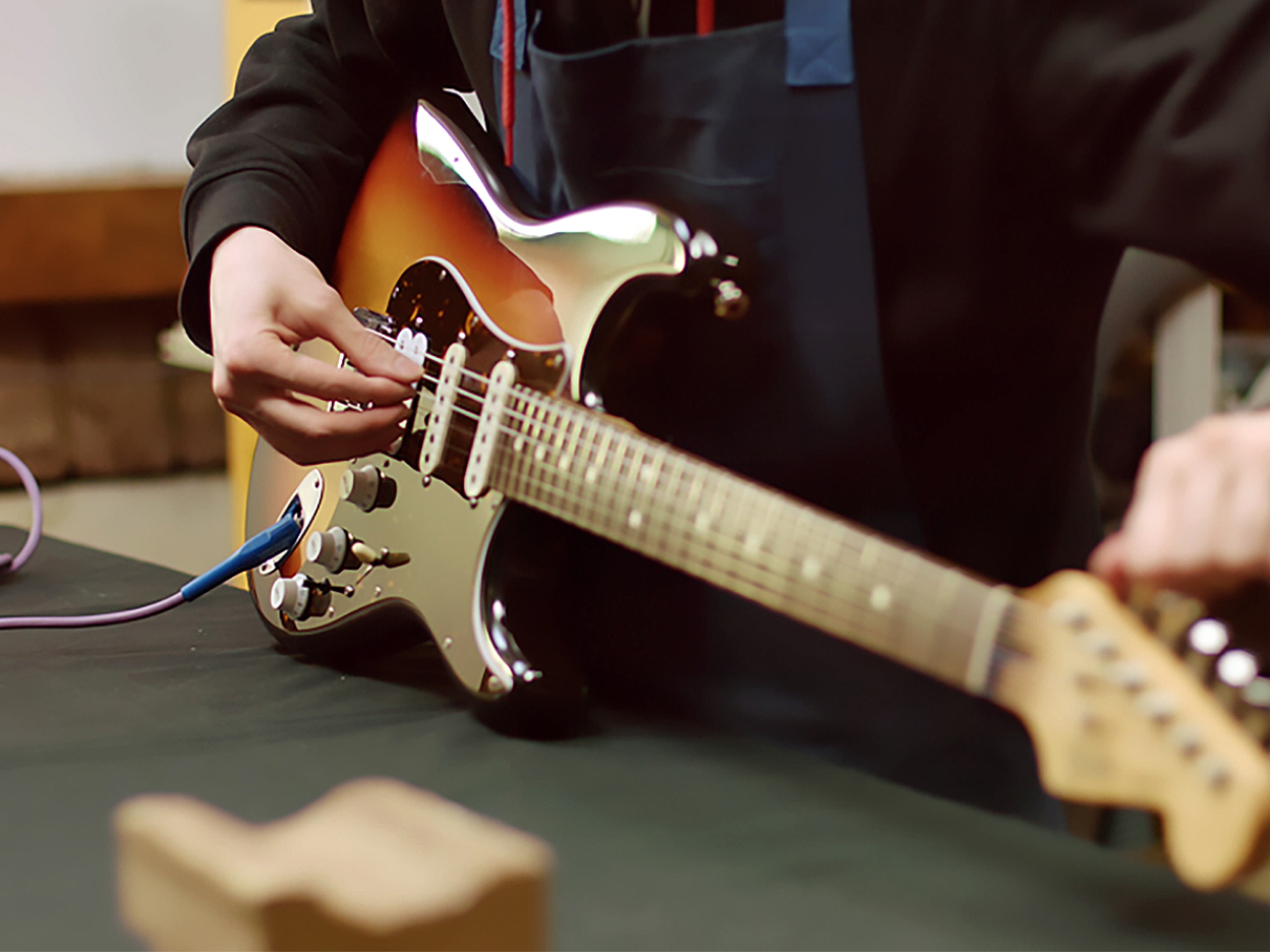 エレキギター】-Ibanez- ローレル・バール材TOP & 新色を採用した